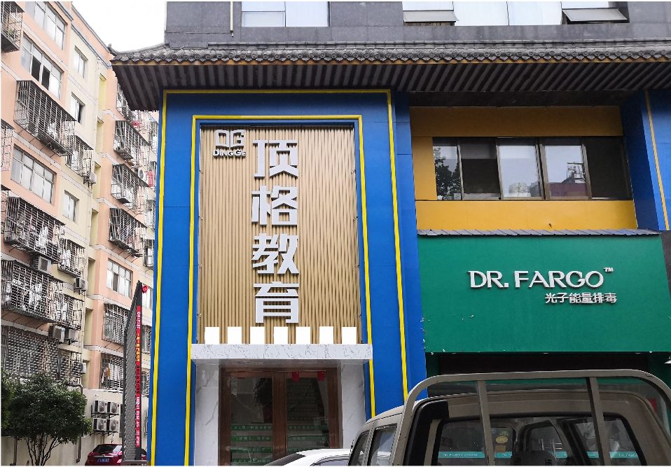 赤壁门头设计要符合门店特色。